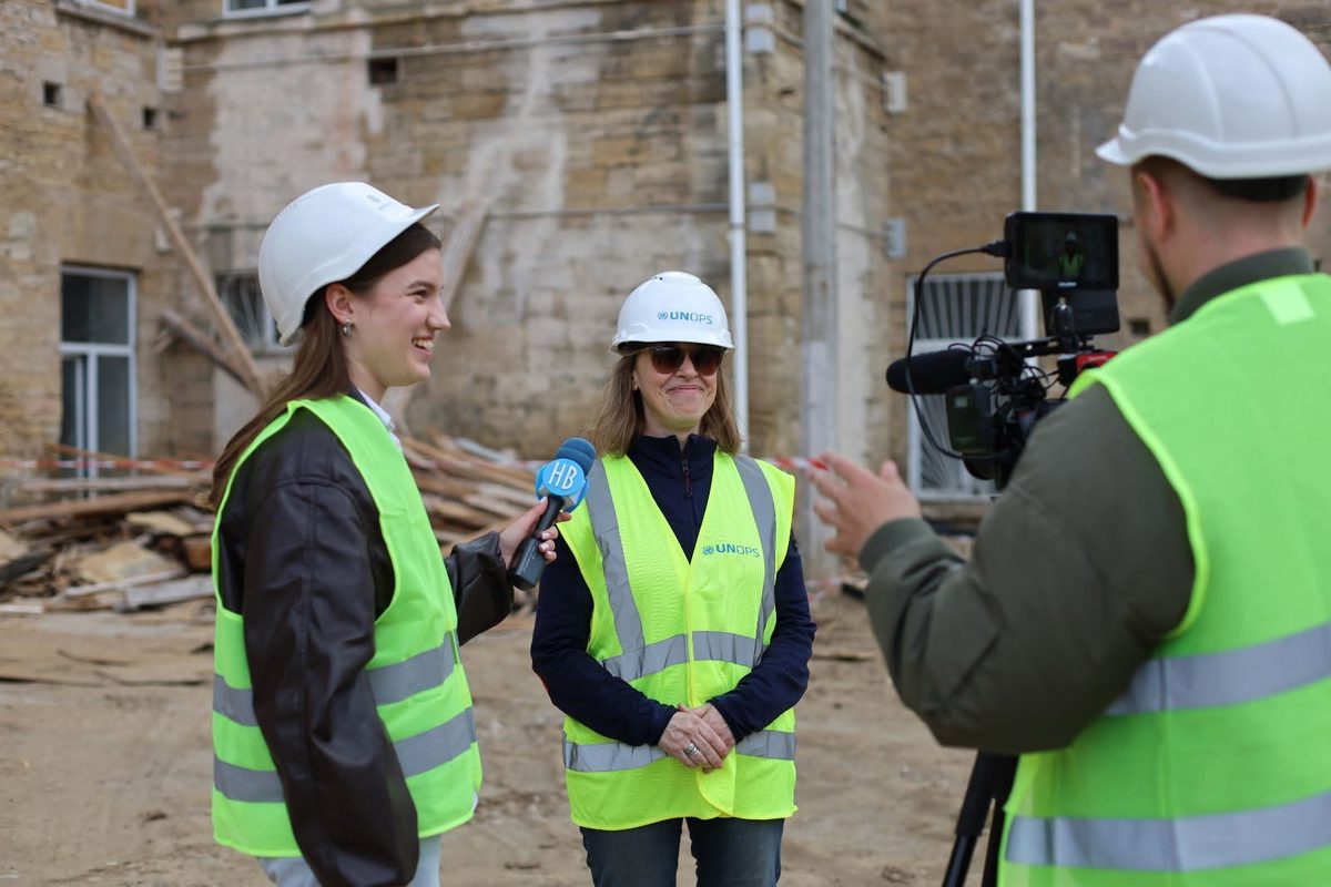 NikVestis journalist interviewer UNOPS’ projektleder på byggepladsen ved Arkas-gymnasiet